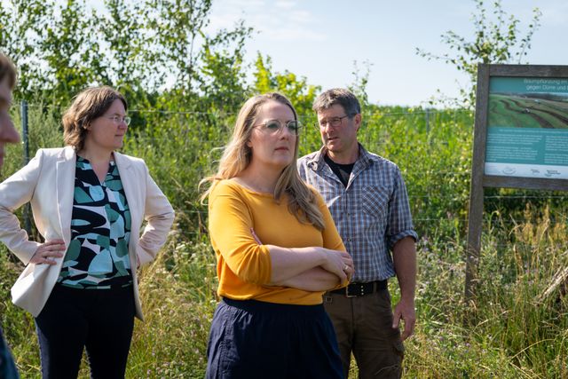 Wasser in der Landschaft halten – Grüne Bundestagsabgeordnete besuchen innovativen Landwirtschaftsbetrieb in Dahmsdorf