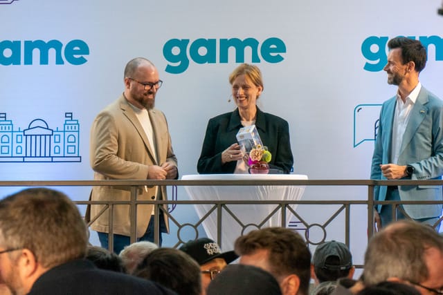 Ministerin Prien beim game-Sommerfest: Viele Demokratie-Versprechen...