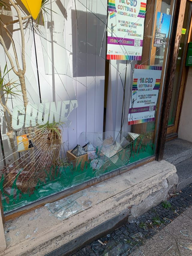 Angriffswelle in Cottbus reißt nicht ab: Fenster des Grünen Ladens zerstört